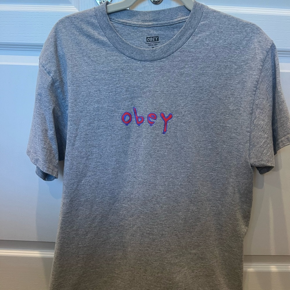 obey graphic tee medium